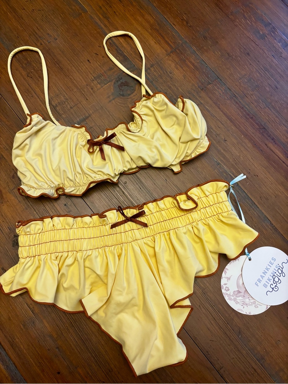 NWT Frankie’s bikinis x Gigi HADID yellow bikini set with brown trim - Picture 16 of 16